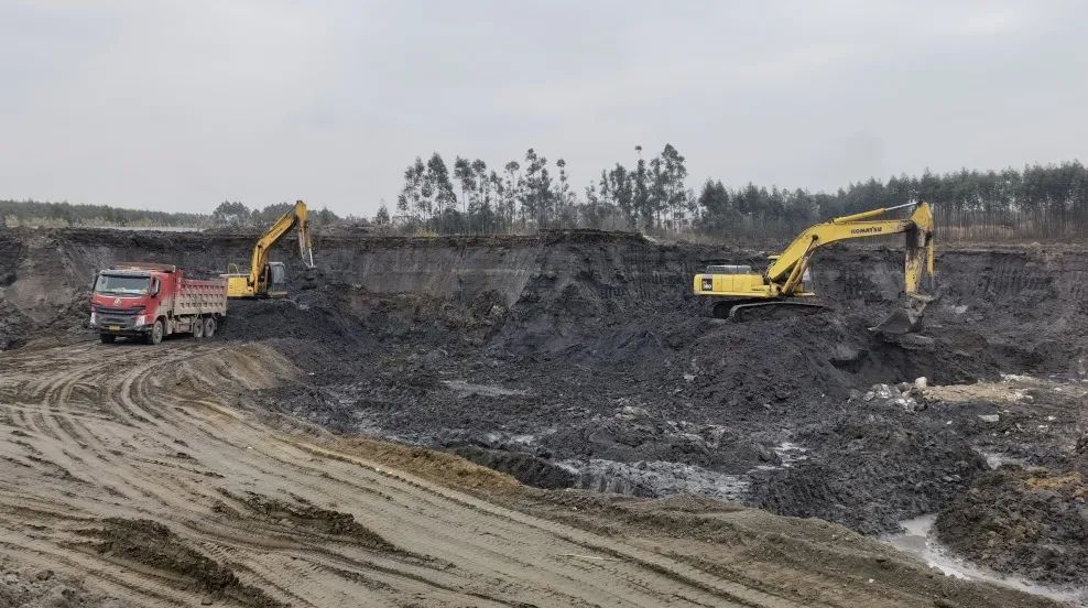 抢抓晴好天气！武宣县有序推进尾矿库矿渣搬迁工作！