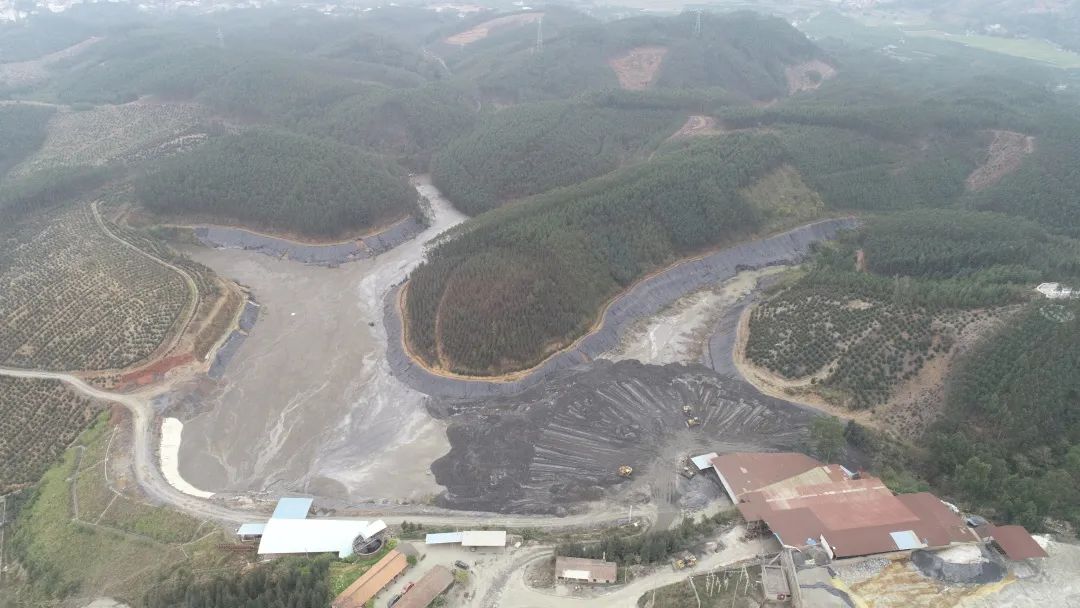 抢抓晴好天气！武宣县有序推进尾矿库矿渣搬迁工作！