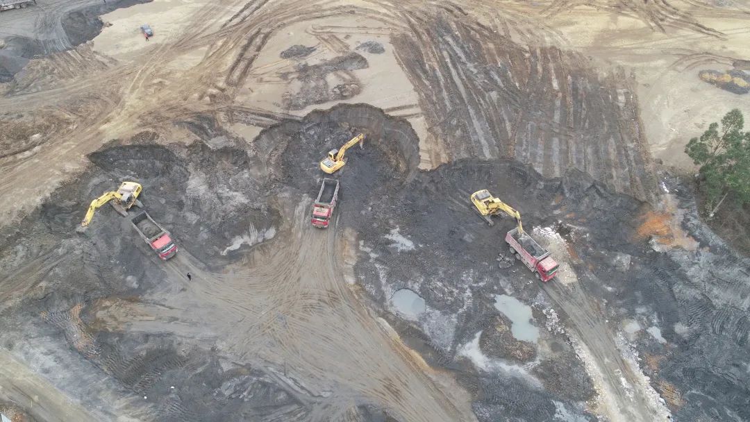 抢抓晴好天气！武宣县有序推进尾矿库矿渣搬迁工作！