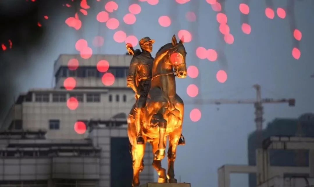 红色文化大铜马又像是时空坐标,同东西相望的新四军纪念馆,新四军