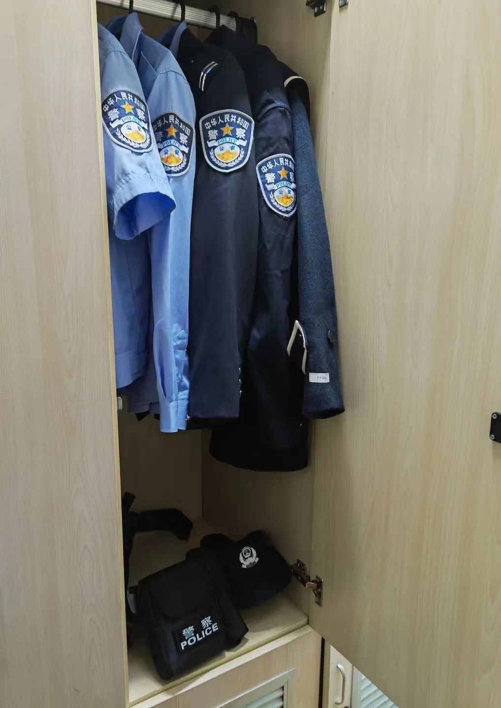 学雷锋小衣箱大作风美丽警营之更衣箱大比拼