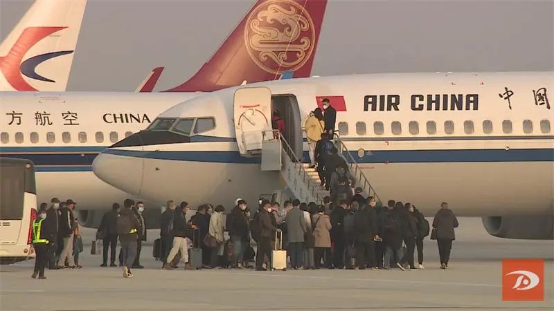 敦煌机场迎来今年最大面积备降航班