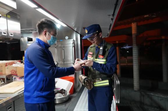 贵州一家博城突发火情紧急出动22辆消防车95名消防员原来是