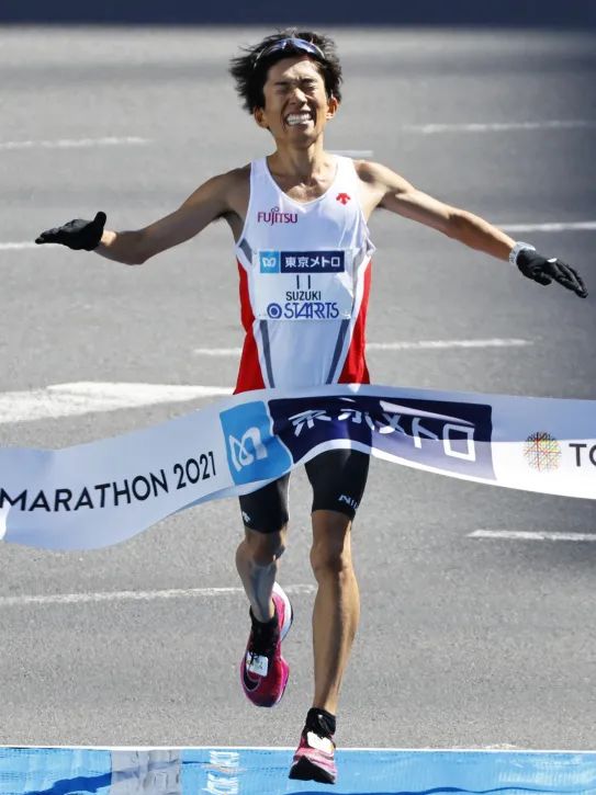 铃木健吾一山麻绪在去年1月举行的第40届大阪国际女子马拉松赛中,一山