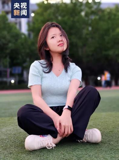 90后女孩感动中国主持人用唇语对她说了一句话