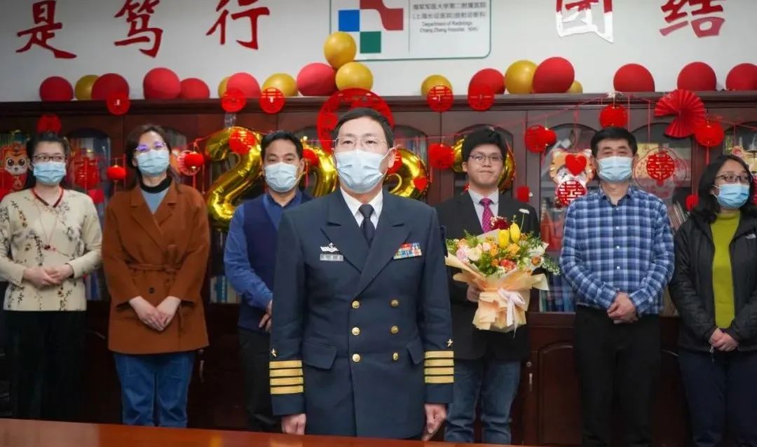 放射诊断科刘士远主任为新郎戴胸花宋耀星政委作为证婚人为婚礼致辞:"