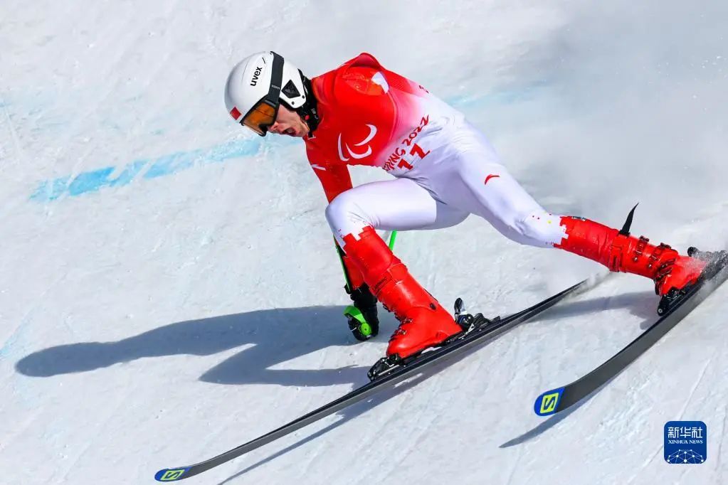 3月6日,北京2022年冬残奥会残奥高山滑雪男子超级大回转(站姿)项目
