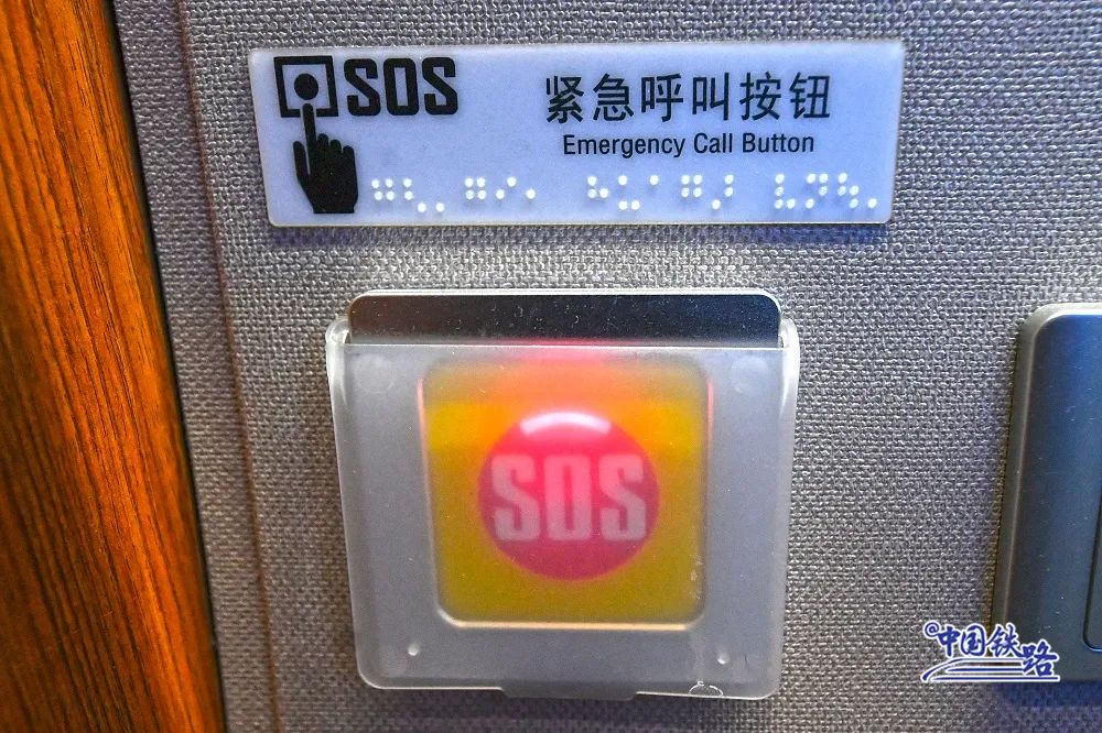 sos紧急呼叫器和防滑扶手固定轮椅的绑带并在轮椅放置区设置了配备更