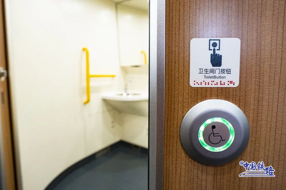 坐便器旁边门就会自动开关旅客只需要轻按门上按钮方便轮椅进出宽敞的