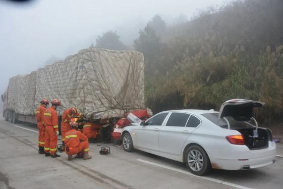 2死2伤广昆高速路上3车连环碰撞