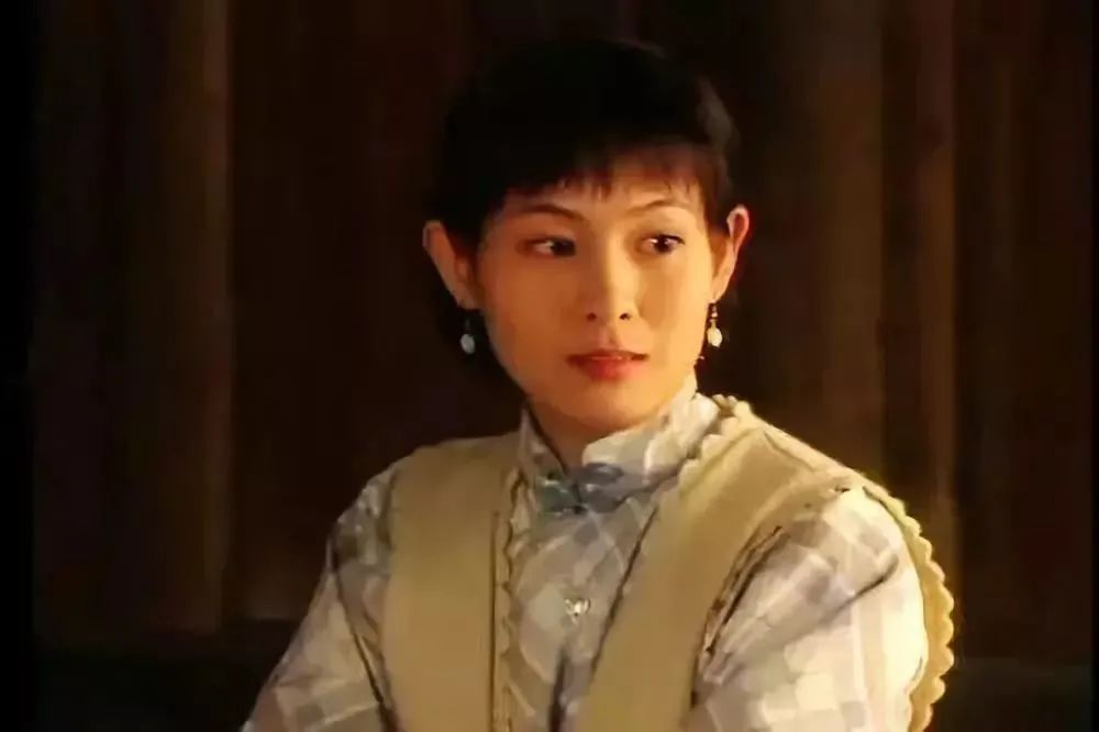 《人间四月天》刘若英饰演张幼仪他们婚后的感情从一开始就不算很好.