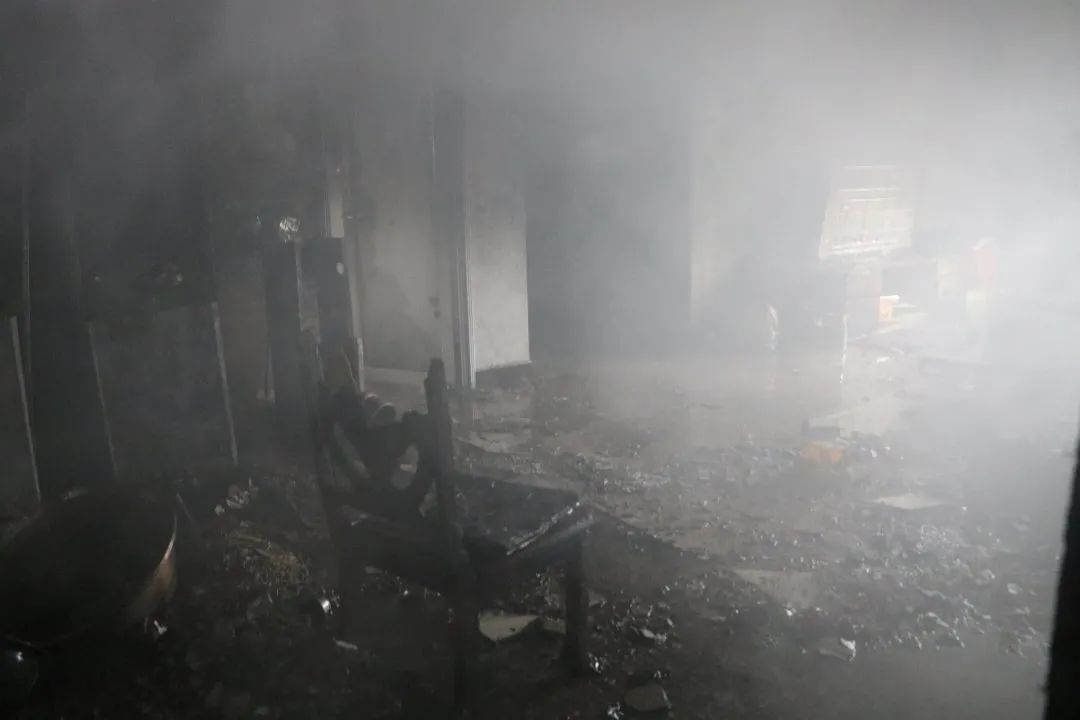 铜仁一居民房起火两人被困屋内