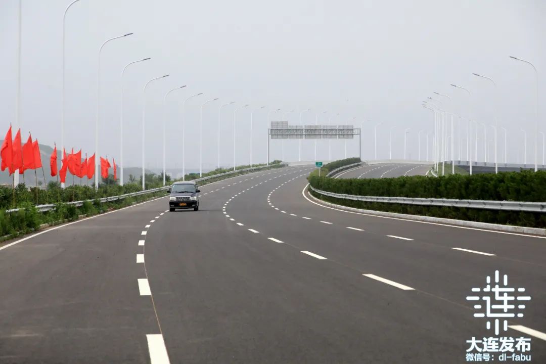 渤海大道南段,旅順中部通道金柳路段和旅順段建成通車,構建起進出主