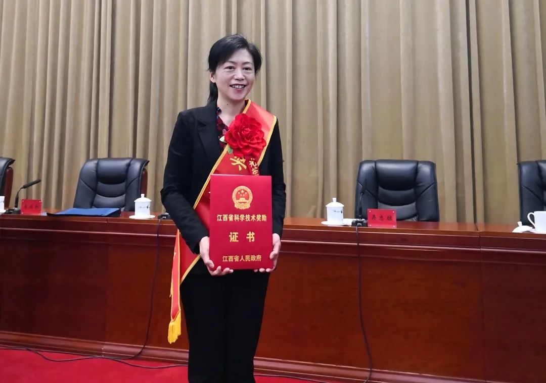 祝贺南昌大学罗丽萍教授荣获全国三八红旗手称号