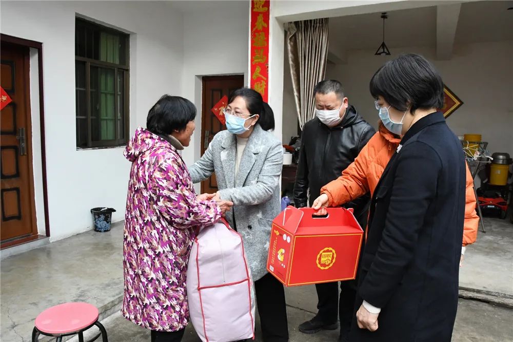 在浙江田歌实业股份有限公司,吕霞为全国三八红旗手,公司董事长程雅锦