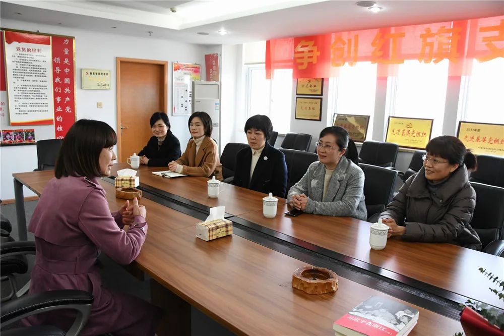 激扬巾帼志致敬闪亮的她县领导分组开展三八妇女节走访慰问活动