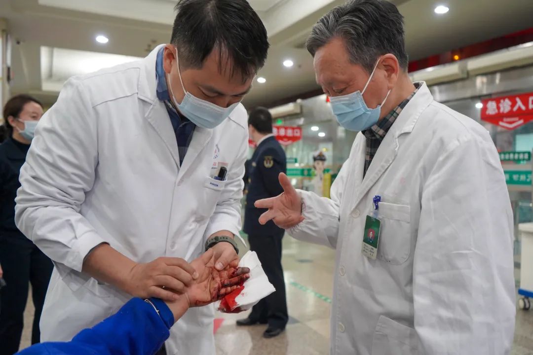 骨科创伤病区卢旭华主任担任总指挥,全力组织实施抢救工作.