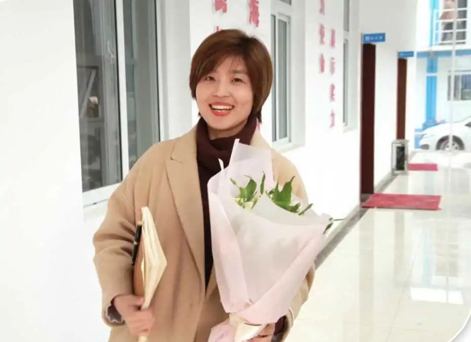 商务经理杨小晴主动请缨驻扎施工现场,承担项目的商务合约工作,不管是