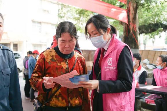 展板等方式,圍繞《家庭教育促進法》,《民法典》,《反家庭暴力法》