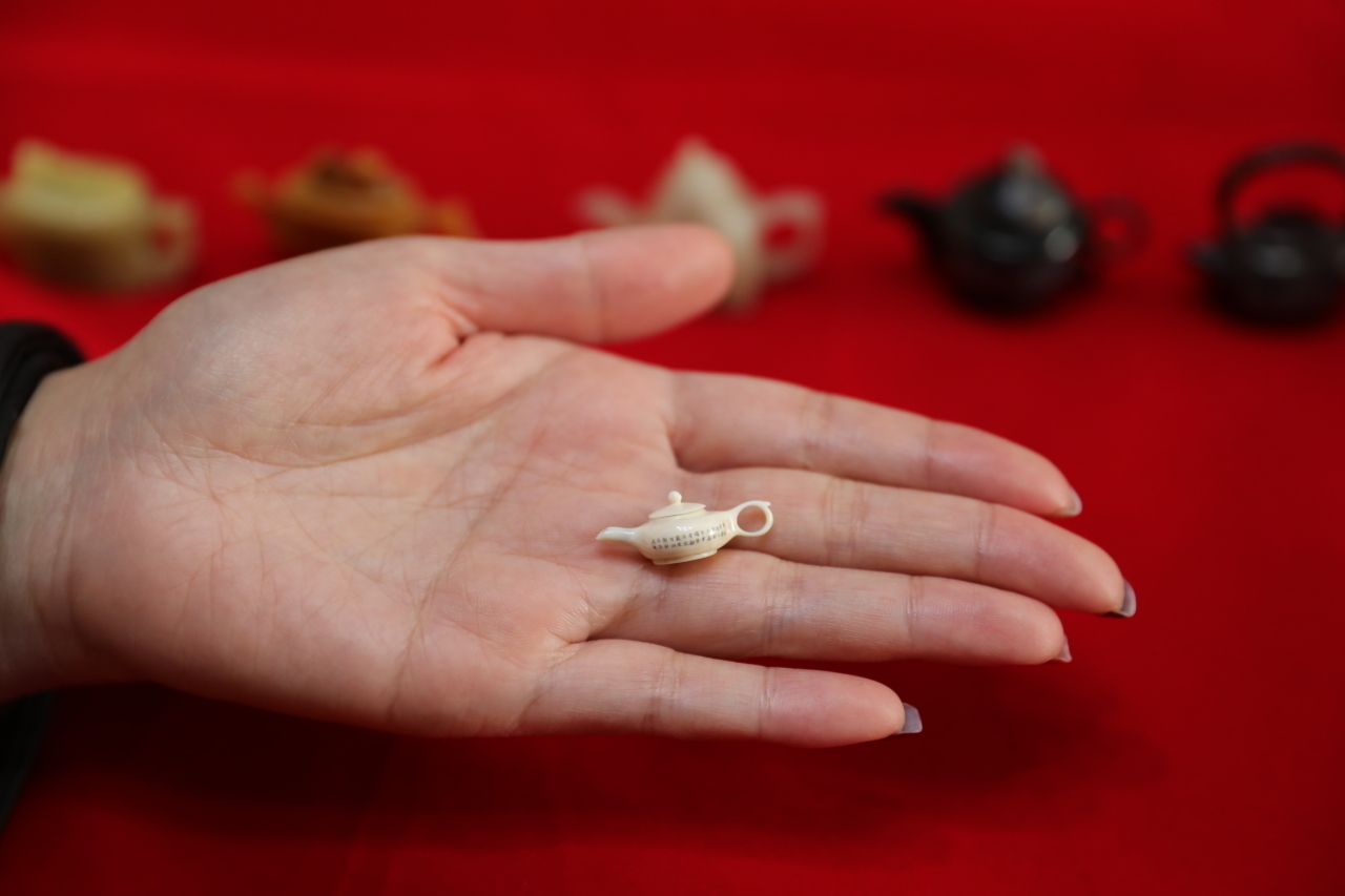 5角硬币大小的茶壶上刻6000余字！来看他的指尖乾坤