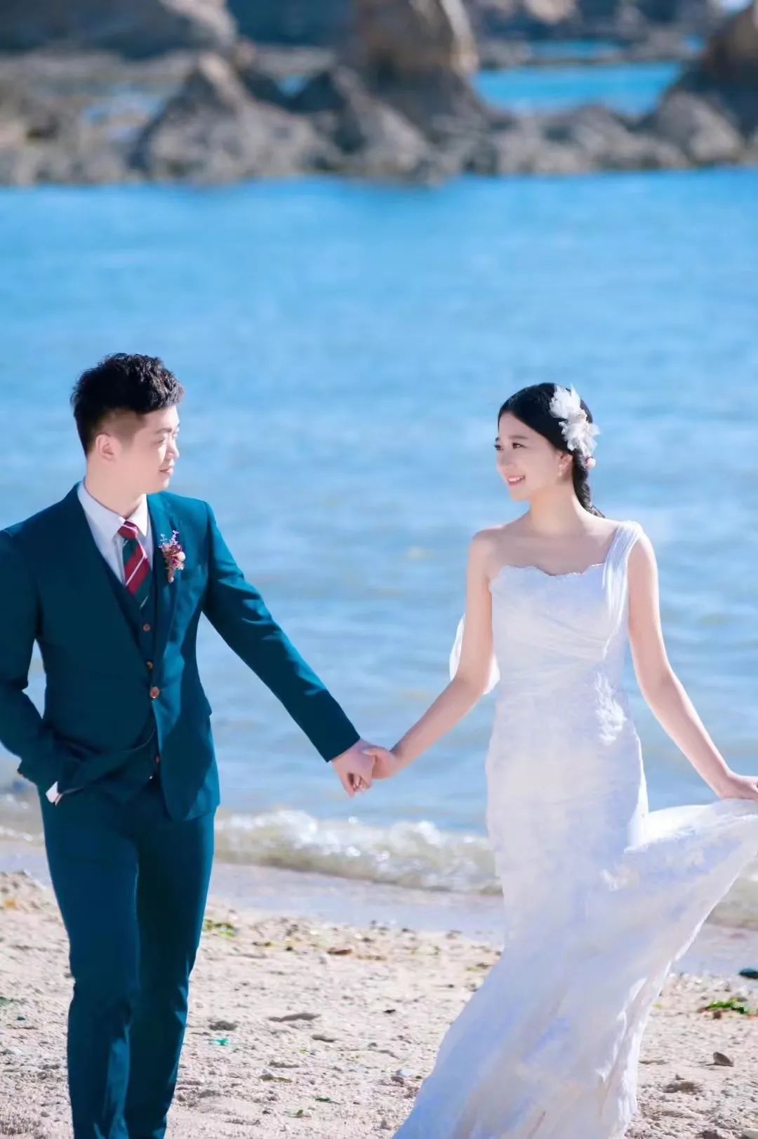 左为二人班法庭干警王启繁,右为立案庭干警吕鹤他对她说:在我眼里的她