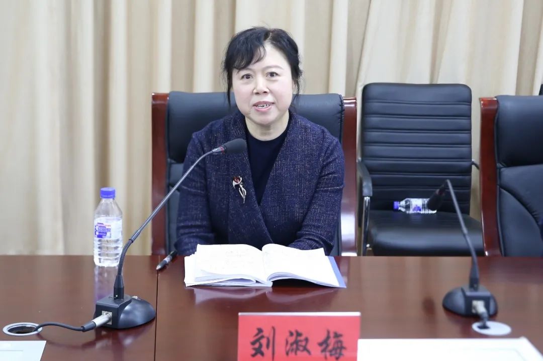 院党组成员,副院长王雅芳向全院女干警送来节日的祝福:"作为法院的女