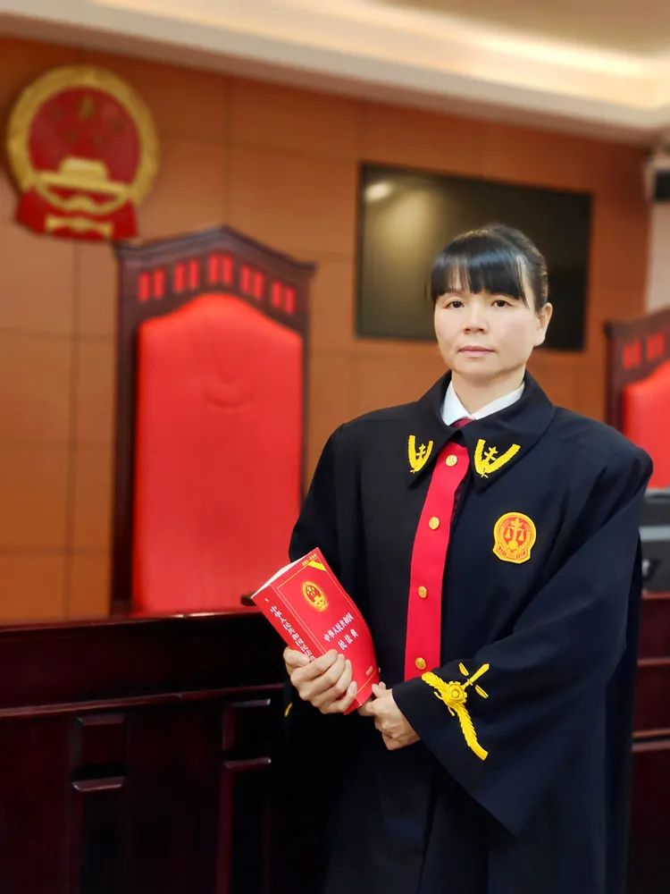 纤纤柔情女法官三尺法台担正义