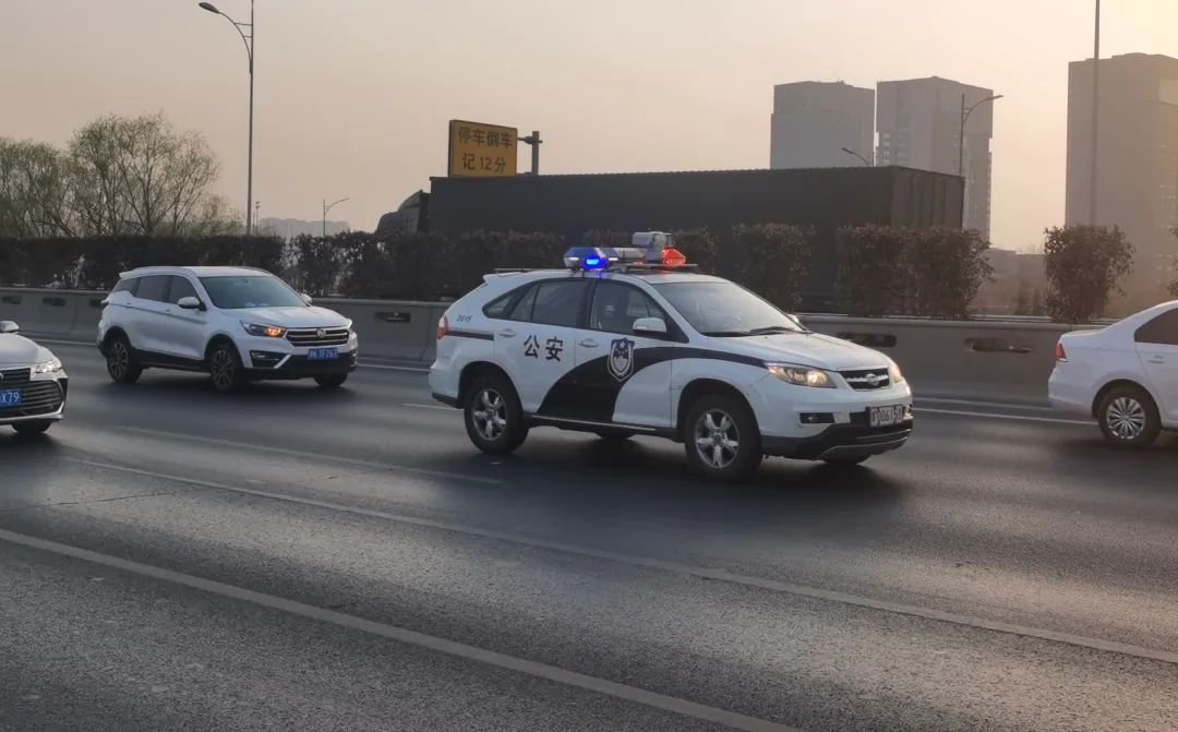 生命接力許昌男童誤喝強鹼性液體河南高速交警警車開道緊急護送到鄭