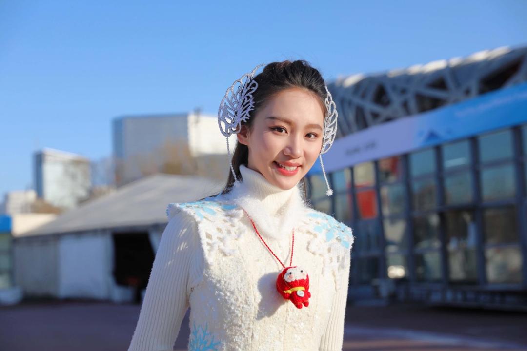 曹安童,康铉笛,卢梦诗,朱映桦四名同学在各个场口做引导工作,迎接运动