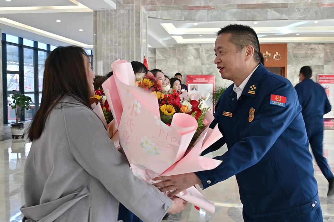 西藏消防救援总队胡东宁政委出席总队机关三八国际劳动妇女节慰问活动