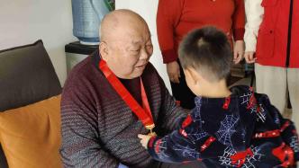 濟南幼高專附屬立人幼兒園：雷鋒月學雷鋒 兒童探望老黨員