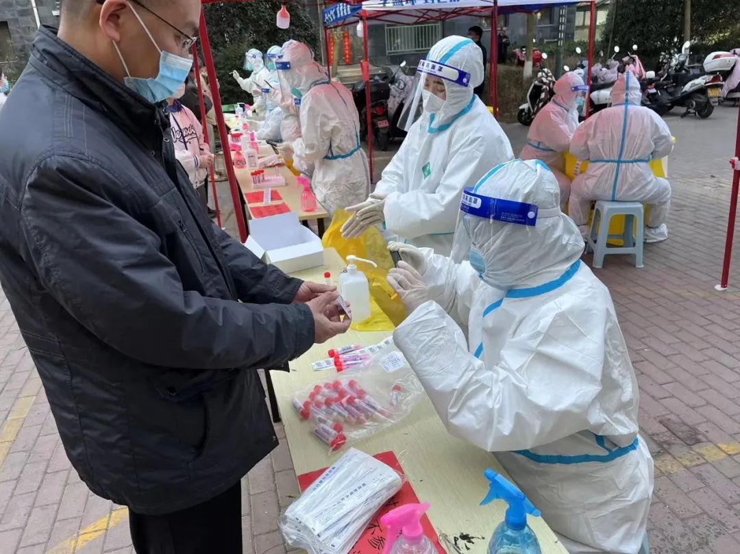 3月8日,9日,市中级人民法院刑二庭副庭长葛进连续两天在中央华府做