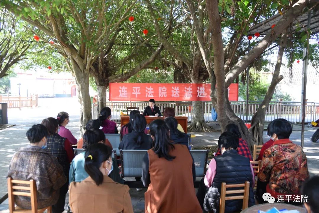 3月8日上午,连平法院组织女干警到忠信镇司前村开展送法进乡村活动,以
