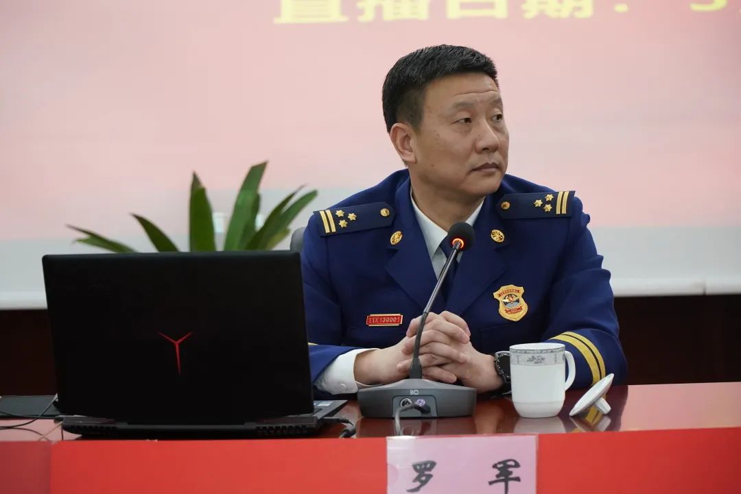 罗军支队长回复说:"在高层建筑发生灾害事故的时候,我们要充分利用