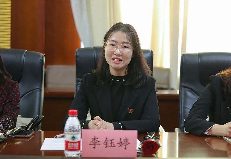 图 西语学院辅导员李钰婷图 产业处饮食服务中心员工代表张文玲图 东