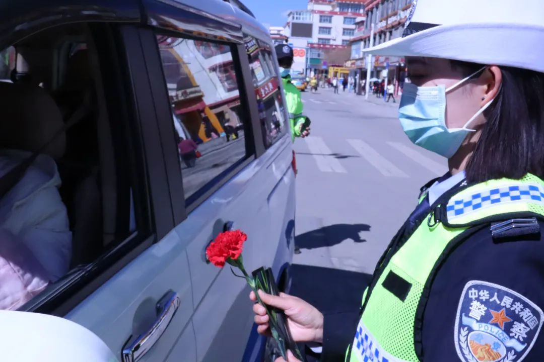 別樣三八節城市交警梅朵齊上路送你一朵安全之花