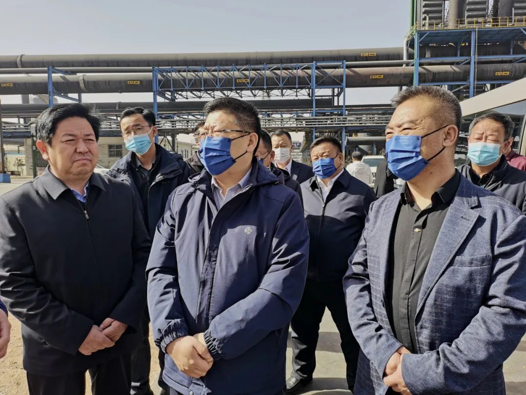 孔繁飞一行先后到苏米图苏木乌都淖尔碱湖化工厂,鄂