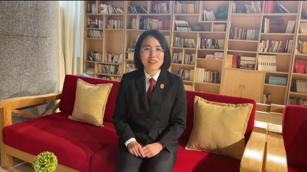 女法官国际日身披法袍的正义女神用坚守让胸前的法徽熠熠生辉