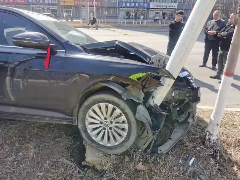 哐当撞上路灯,气囊弹出,人咋样了? | 一盔一带_澎湃号·政务_澎湃新闻-The Paper