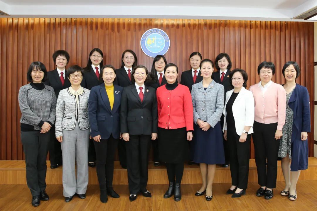 合影原标题:《首个女法官国际日 珠海法院女法官这样过》