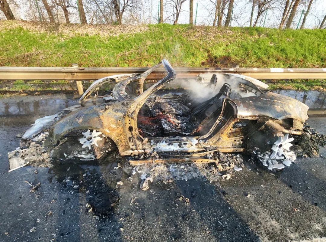 突发!合肥高速一轿车自燃!_政务_澎湃新闻-the paper