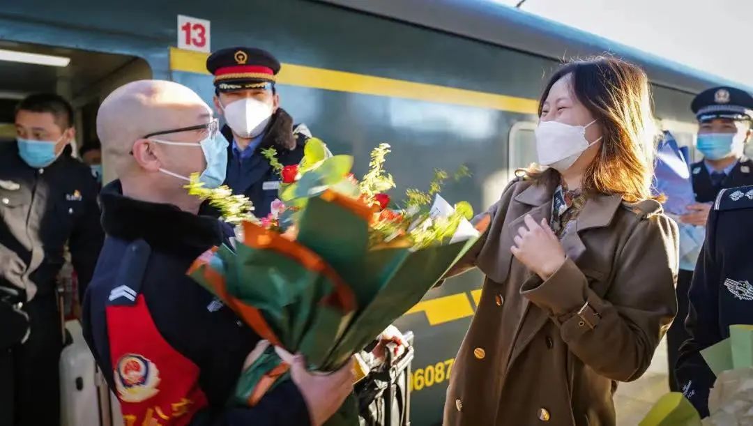 伴随着一声悠长的汽笛,k1382次列车缓缓驶入通辽火车站.辞行冬