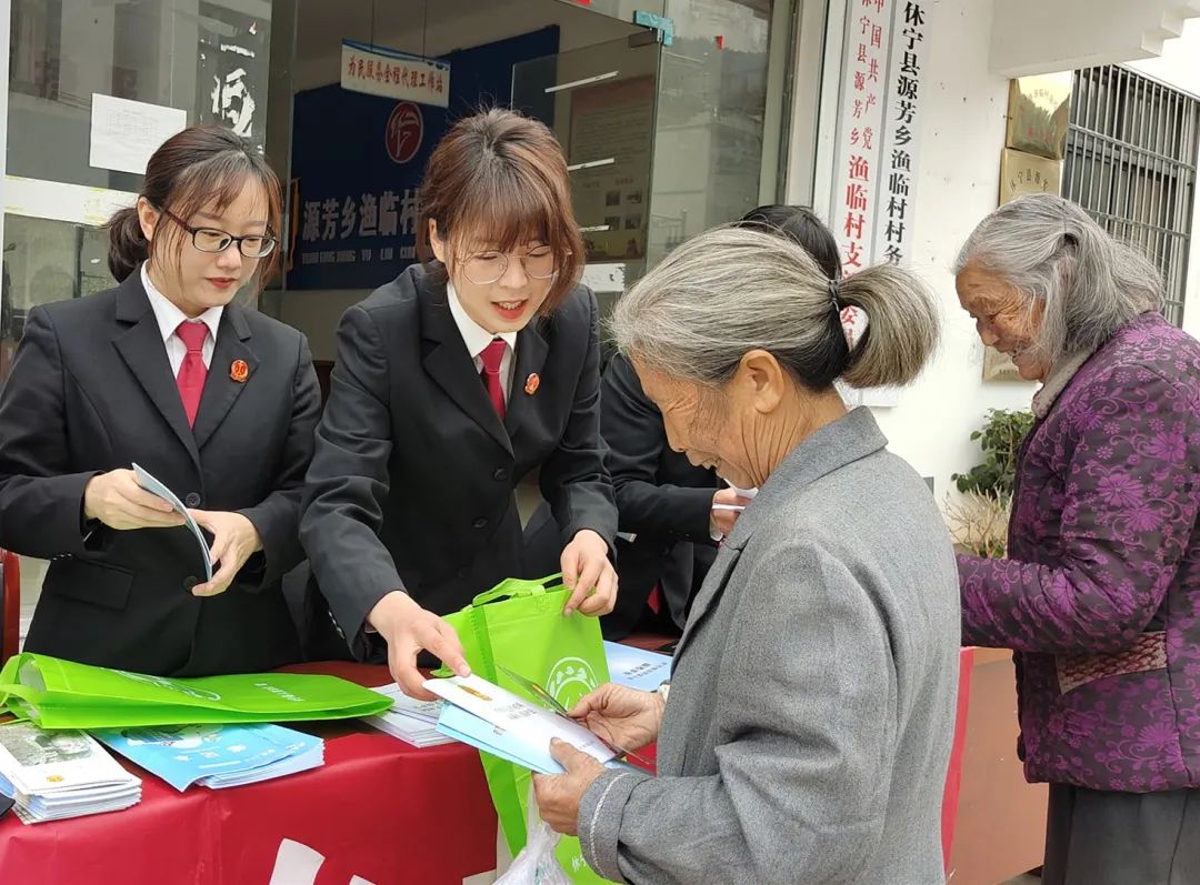 增強村民法治觀念,更好地維護自身合法權益,3月5日,休寧縣法院組織全