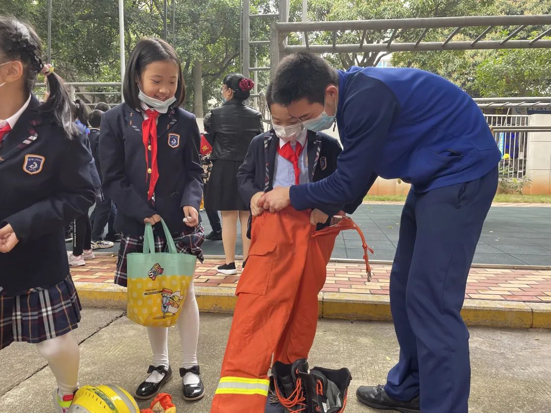 走进消防站致敬最可爱的人