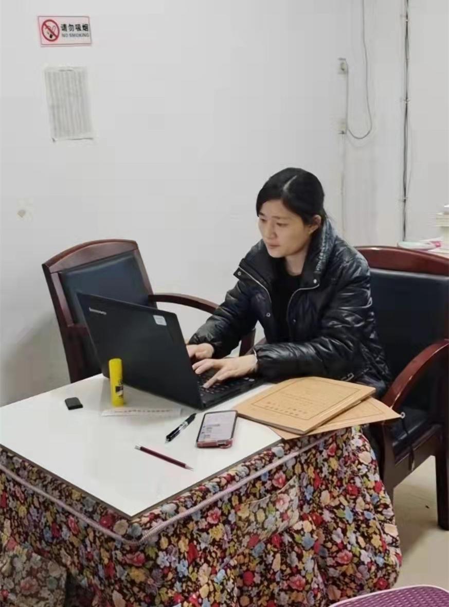 姓名:张容岗位:青树坪法庭书记员兴趣爱好:户外活动个人风采:她爱笑
