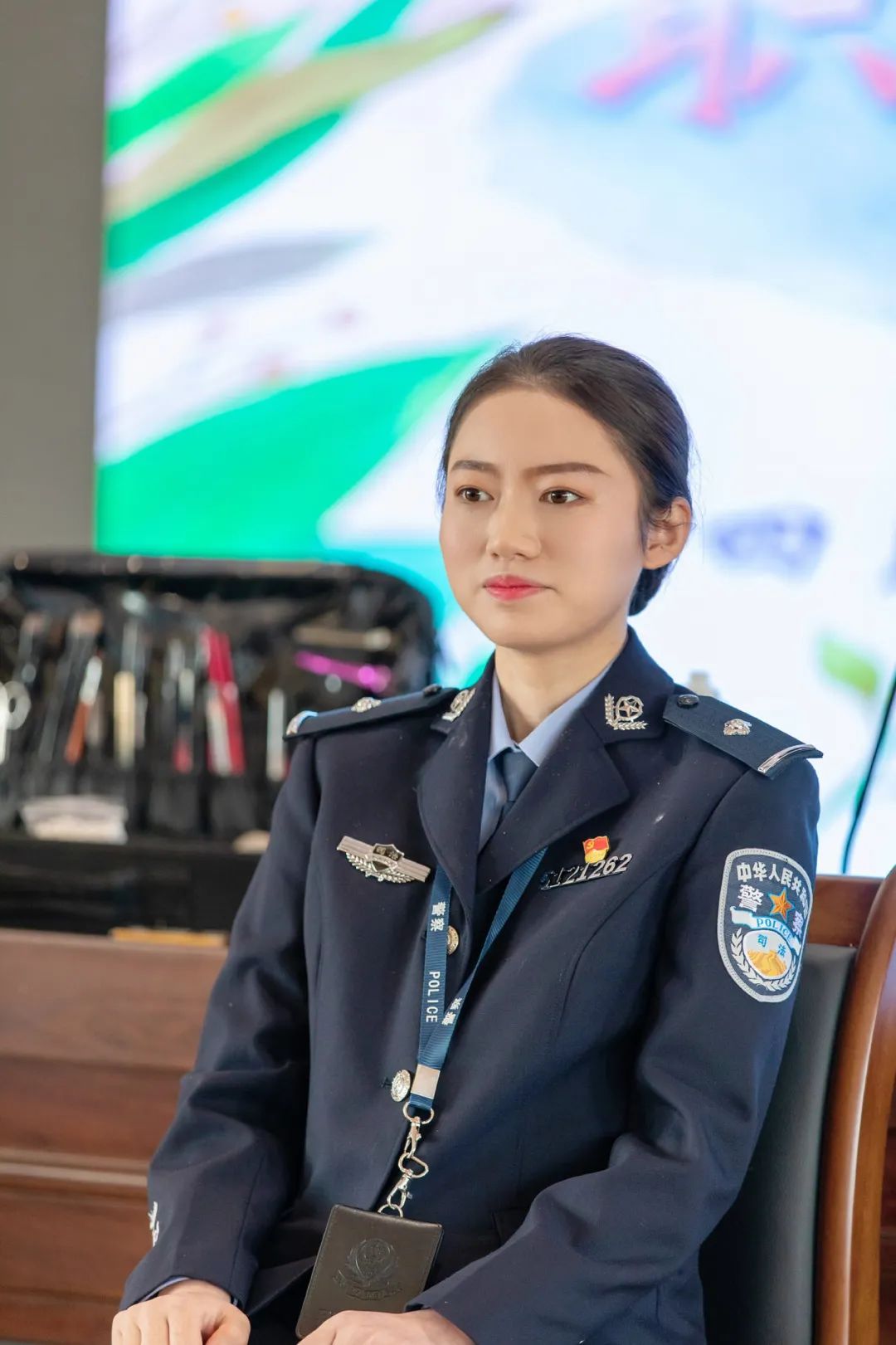 女人装女警的蓝装红妆