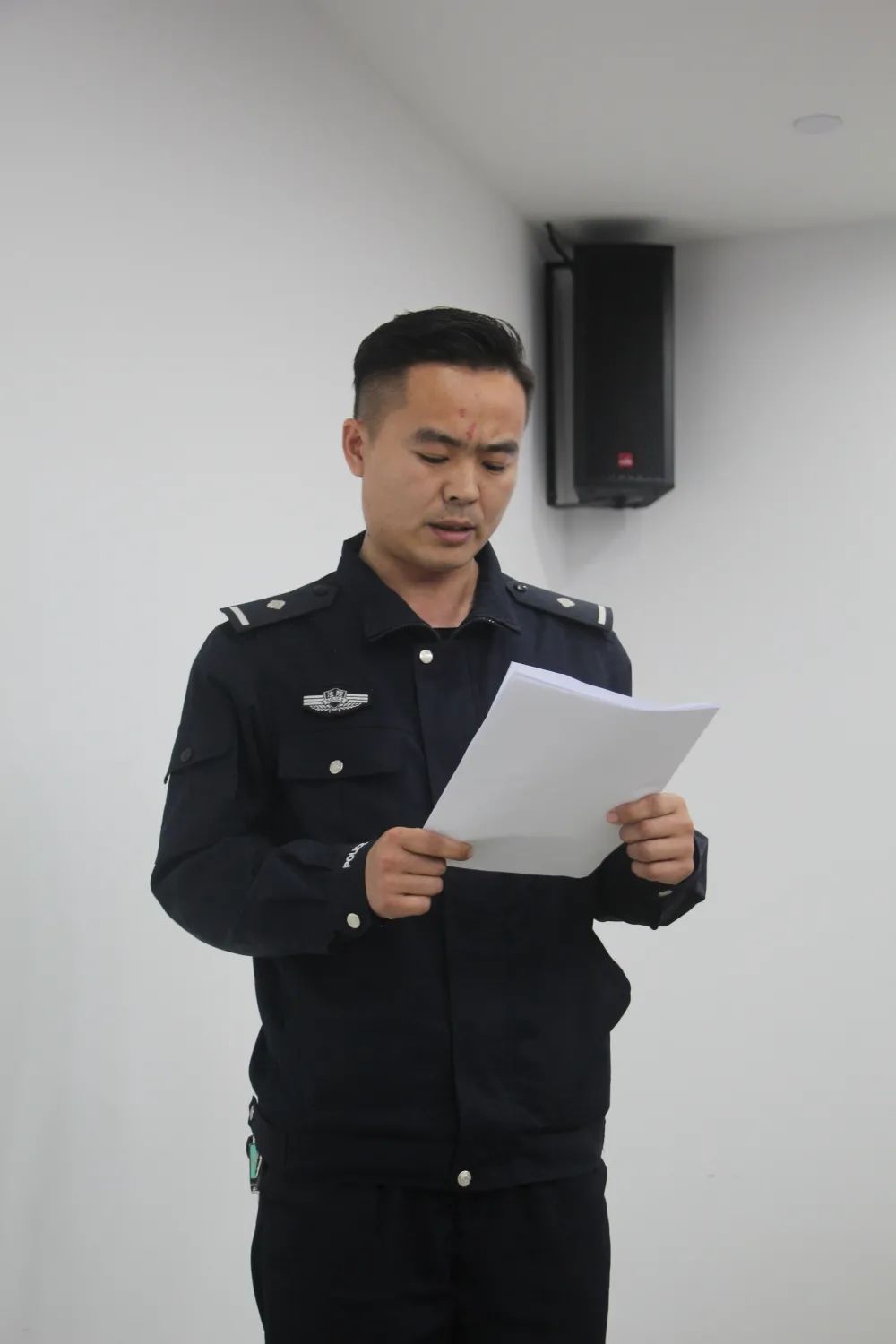 法警大队队长高久伟传达了《颍上县人民法院2022年度司法警察教育技能