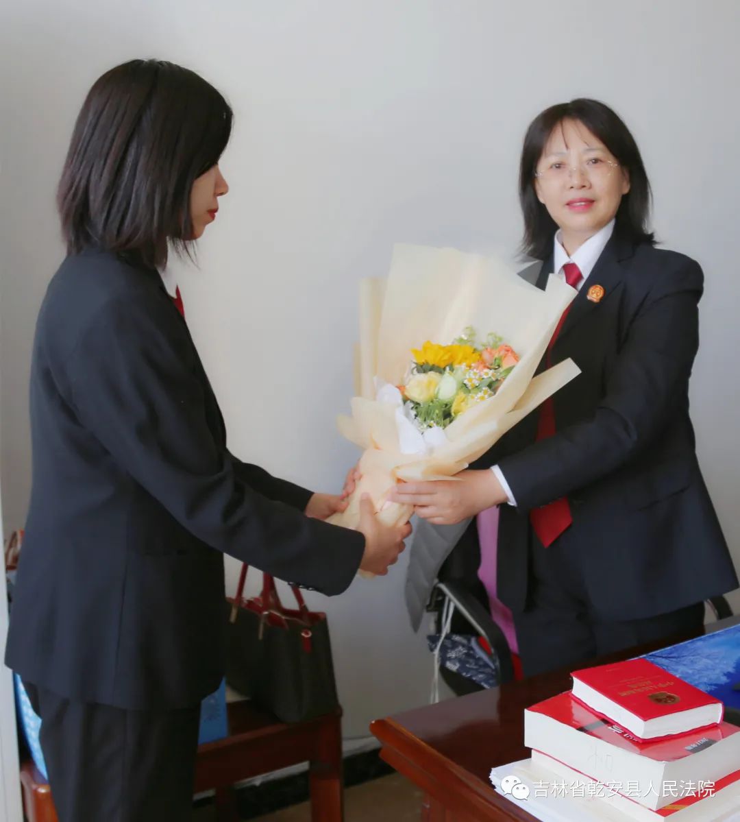 巾幗柔肩擔道義不負韶華綻芬芳乾安縣人民法院開展首個女法官國際日