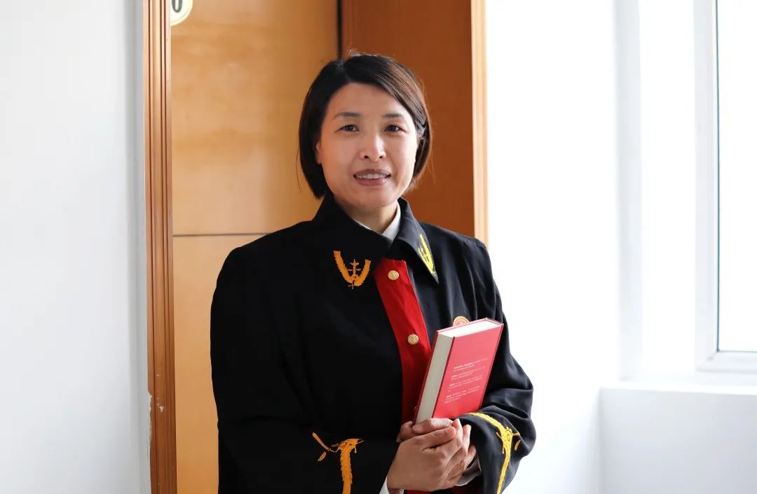 何黎英丰都县人民法院行政庭副庭长,四级高级法官///黄朝娟丰都县人民