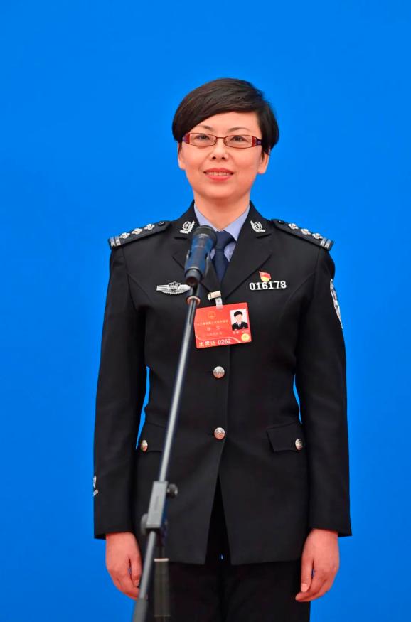 杨蓉来自公安系统的全国人大代表首次亮相代表通道3月5日,十三届